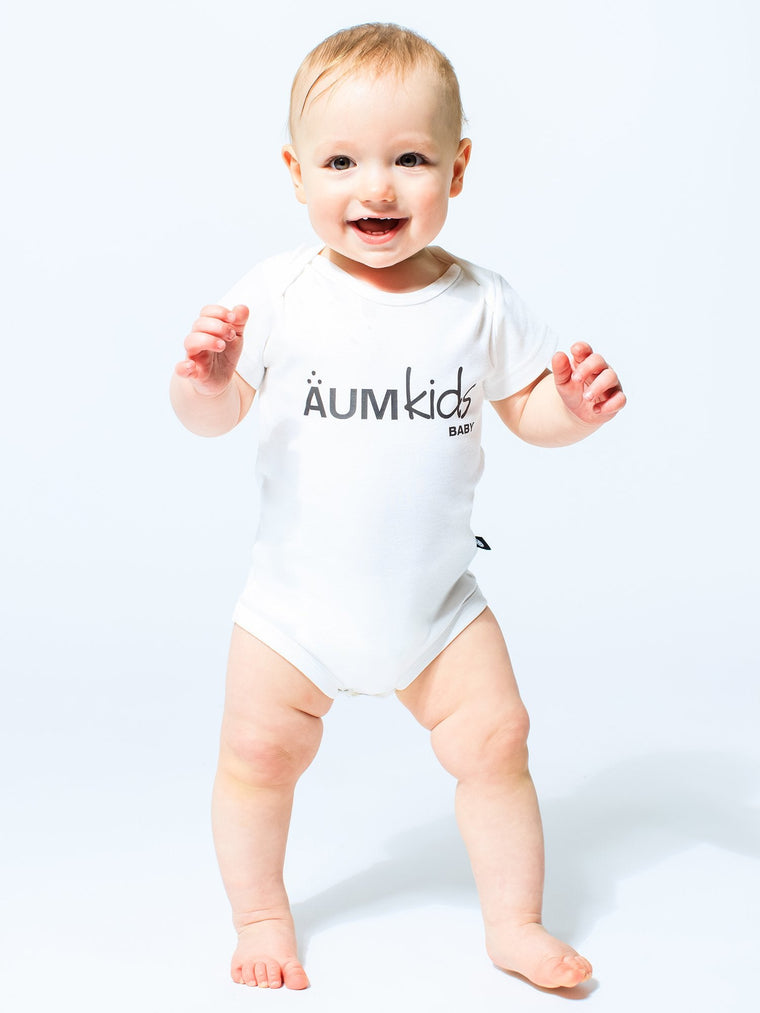 AUMkids HAPPY BABY SHORT SLEEVE ONESIE + BIB SET, WHITE