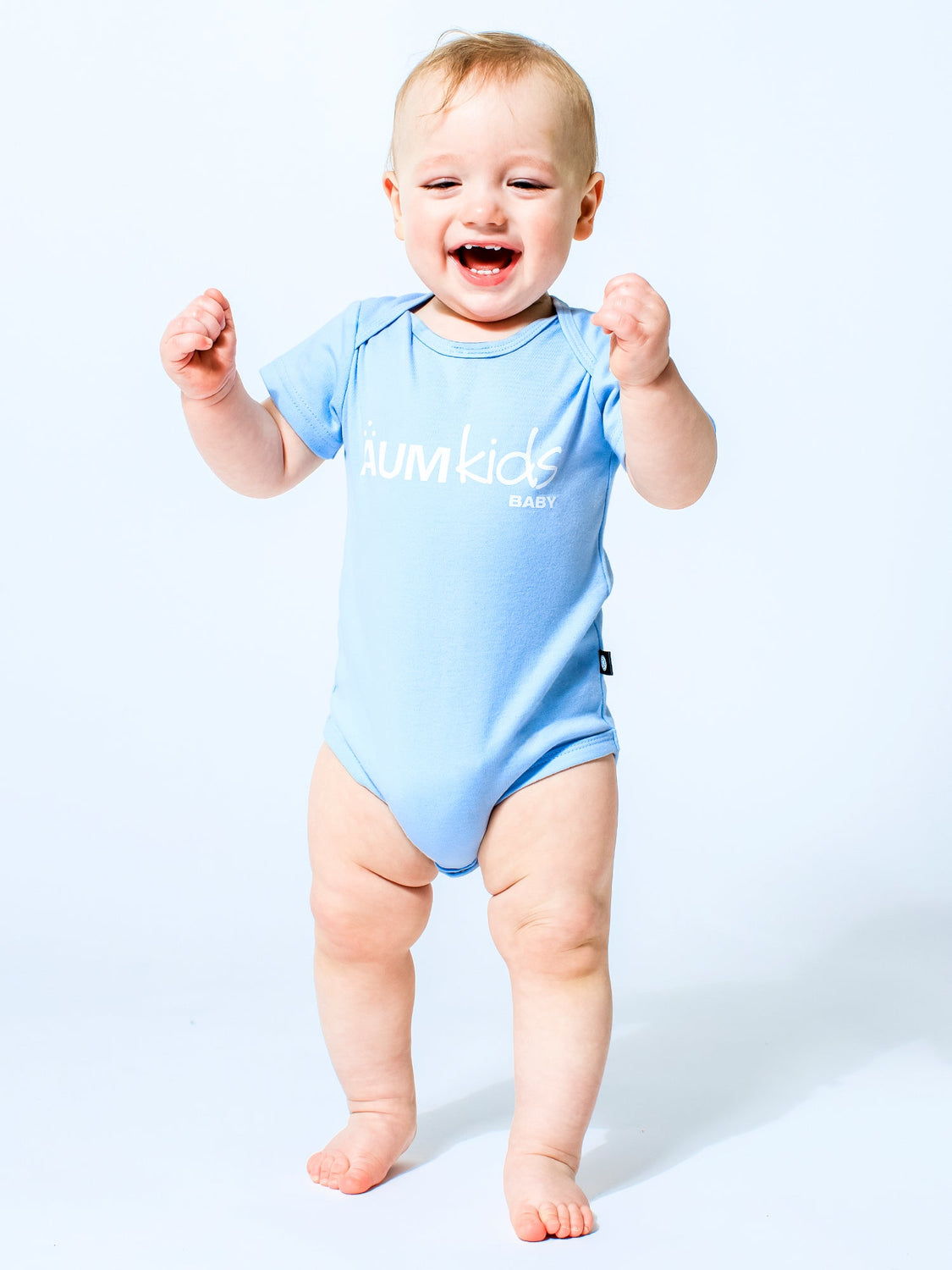 AUMkids HAPPY BABY SHORT SLEEVE ONESIE + BIB SET, SKY