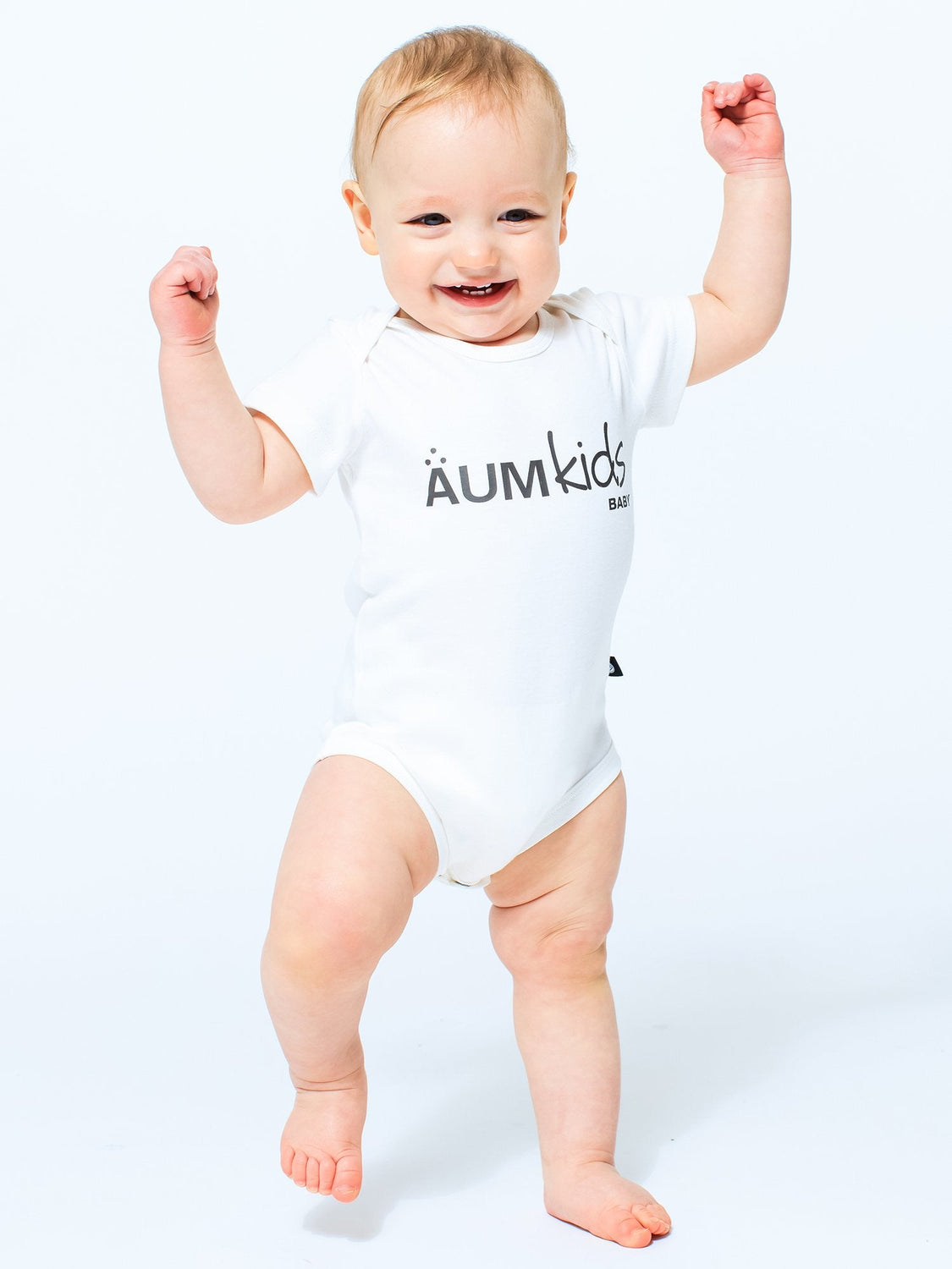 AUMkids HAPPY BABY SHORT SLEEVE ONESIE + BIB SET, WHITE